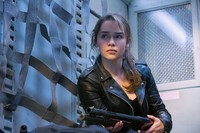 Sarah O'Connor yang diperankan oleh Emilia Clarke terlihat sangat berani dengan sebuah senapan ditangannya. (Dok Paramount Pictures)