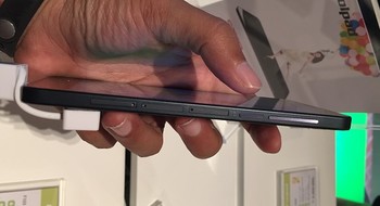 Coolpad menempatkan semua tombol dan slot SIM Card serta MicroSD di sisi kanan.     