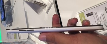 Sementara sisi kiri terdapat tombol volume, Di bagian atas bodi, hanya terdapat port audio.