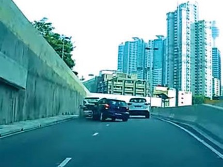 VW Polo Kabur Usai Tabrak dan Seruduk Mobil Polisi di Depan Markas Polisi!
