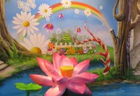 Masih di Secret Garden, ada juga latar unik dengan gambar taman dan danau di depannya. Anda bisa berpose duduk di atas teratai ini. Lucu! (Hany/detikTravel)