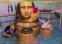 Lanjut ke World of Masterpiece, ada barisan latar dengan tema hasil karya seni yang terkenal di dunia. Yang satu ini cukup unik yaitu Monalisa memegang ponsel (Hany/detikTravel)