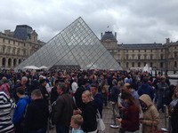 Musee de Louvre dikunjungi lebih dari 8 juta wisatawan tiap tahunnya, hampir setara kunjungan wisman ke Indonesia dalam 1 tahun. Inilah museum yang paling banyak dikunjungi di dunia (Wahyu Daniel/detikTravel)