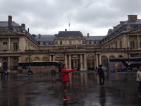 Musee de Louvre berada tepat tengah-tengah gedung tua bergaya klasik yang melingkar, yang dulu merupakan istana Raja Prancis. Tiket masuk museumnya yakni 10 Euro atau Rp 150.000 (Wahyu Daniel/detikTravel)