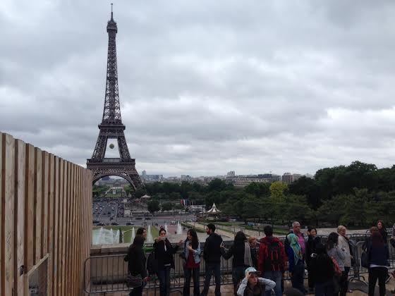 Ini Tempat Selfie Keren Bareng Menara Eiffel