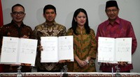 Menko PMK Puan Maharani, Menaker Hanif Dhakiri, Menag Lukman Hakim Saifuddin dan MenPAN RB Yuddy Chrisnandi menunjukan Draf libur dan cuti bersama tahun 2016 usai ditandatangani.