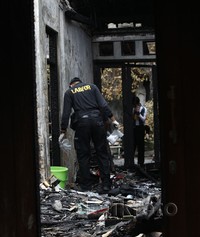 Tim Laboratorium dan Forensik Polres Jakarta Selatan melakukan olah TKP di Jl Siaga 1D No 11 RT 01/05 Kelurahan Pejaten Barat, Pasar Minggu, Jakarta Selatan     