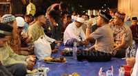 Kedekatan Irjen Tito bersama para warga pesisir Muara Baru serta nelayan terlihat saat mereka melakukan makan bersama usai sholat maghrib. Dengan bergaya lesehan, Tito serta warga tampak akrab berbincang sembari menyantap nasi padang.