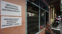 Kicau-kicauan itu ditempelkan di tembok-tembok rumah.