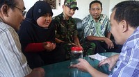 Sejak kabar penangkapan 11 tuyul tersebar luas, rumah kakek dan nenek Pipit diserbu warga yang penasaran ingin melihat langsung sosok tuyul tersebut. Namun warga hanya bisa melihat toples kaca yang kosong. Pool/Enggran Eko Budianto/detikFoto.