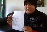Pipit menunjukkan gambar sosok tuyul yang ditangkapnya. Pool/Enggran Eko Budianto/detikFoto.