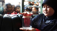 Di dalam toples kaca berdiameter 15 cm dan tinggi sekitar 20 cm dengan penutup berwarna merah ini konon terdapat 11 tuyul yang ditangkap Pipit. Pool/Enggran Eko Budianto/detikFoto.