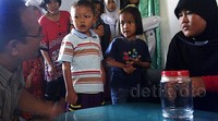 Warga terus berdatangan ke rumah kakek dan nenek Pipit, Djeni Siswantoro (71) dan Misti di Dusun Joho Clumprit. Pool/Enggran Eko Budianto/detikFoto.