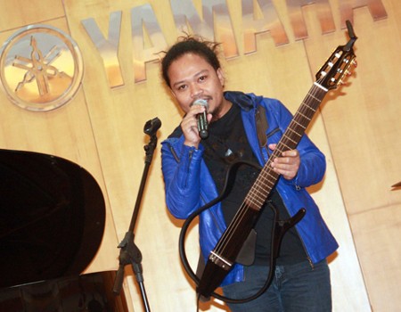 Payung Teduh Edarkan Album Seperti Jualan Kue