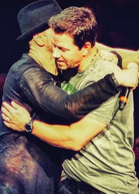 Mark Wahlberg Reunian bareng NKOTB, Intip Keakraban David dan Brooklyn Beckham