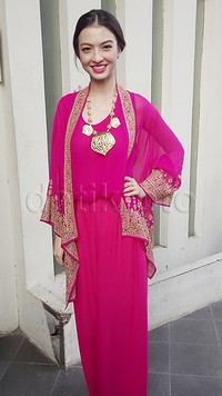 Bibirnya juga dipoles lipstik berwarna pink.
