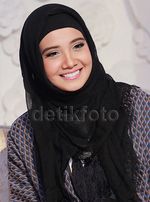 Zaskia Sungkar Tebar Senyuman Manis