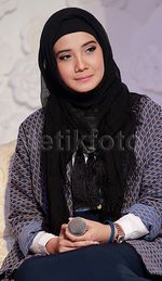 Zaskia Sungkar Tebar Senyuman Manis