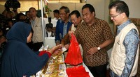 Rachmat Gobel membantu melayani warga.