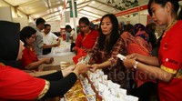 Beberapa produk yang dijual di antaranya minyak ukuran 500 ml seharga Rp 5.000 dan 250 ml seharga Rp 3.000. Ada juga daging sapi yang rata-rata dijual Rp 85.000/kg.