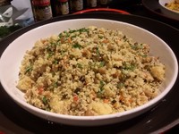 Cous cous ini merupakan sajian Timur Tengah yang nikmat. Terbuat dari beras semolina yang dipadukan dengan beberapa sayuran segar.