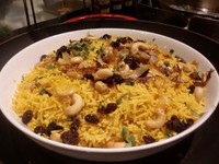 Nasi briyani atau biasa disebut dengan Awadh Ki Briyani ini dibuat dengan nasi berwarna kuning dengan paduan daging kambing dan juga kacang mede yang renyah.