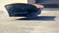     Saat terbang, terlihat asap dari nitrogen mengepul dari badan hoverboard. Namun sayang, Lexus belum berani menjual hoverboard ke pasaran. Hoverboard hanya berupa prototipe saja dan tidak dijual. Ist/Lexus.