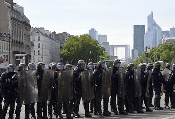 Barikade polisi untuk menghalau para sopir taksi yang turun ke jalan. (gettyimages)
