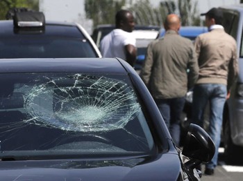 Tentu saja banyak orang yang menjadi korban atas aksi demonstrasi ini. Alhasil, beberapa dari mereka yang ingin mencapai airport lebih memilih untuk berjalan di pinggir jalan. (reuters)         
