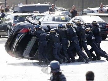 Para polisi dibuat repot dengan demonstrasi para sopir taksi di Paris ini. (reuters)