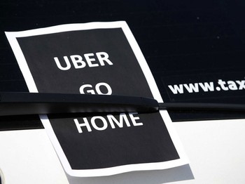 Para sopir taksi minta Uber setop beroperasi. (reuters)