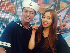 Chemistry Irene Red Velvet dan Park Bo Geum di Music Bank Ini Bikin Gemes!