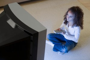 Terlalu Lama Nonton TV dan Main Komputer Bisa Sebabkan Tulang Anak Lemah