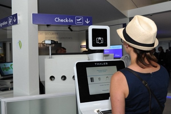 Di Masa Depan, Petugas Imigrasi Bandara Akan Diganti Robot