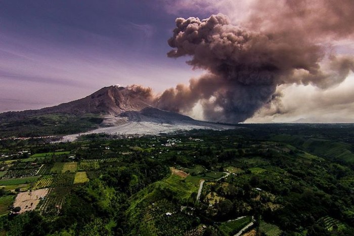 Keren! Ibu Ini Keliling Indonesia & Memotret dengan Drone