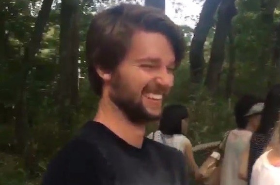 Jahili Ibu-ibu di Kuil, Patrick Schwarzenegger Di-bully di Jepang