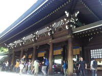 Suasana di depan kuilnya sangat ramai orang yang sedang berdoa. Kuil Meji sendiri merupakan kuil Shinto, yang mana diperuntukan untuk mendoakan sang kaisar dan istrinya, Permaisuri Shoken. (Afif/detikTravel)