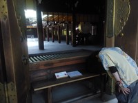 Mereka mendoakan Kaisar Meiji, dengan cara melempar koin (dengan nominal berapa pun) lalu menggengam tangan (berdoa). Kemudian, menepuk tangan sebanyak dua kali dan kembali menggengam tangan, kemudian membungkukukan badan di akhirnya (Afif/detikTravel)