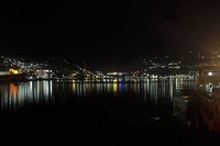 Seperti ini pemandangan Jayapura pada malam hari. Berlatarkan Teluk Jayapura, lampu kota yang warna-warni semakin mempercantik Jayapura saat malam hari (Randy/detikTravel)