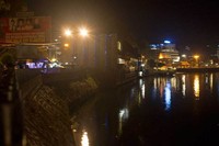 Kelap-kelip Teluk Jayapura yang bermandikan cahaya pada maam hari. Sekilas Jayapura tidak ada ubahnya dengan kota-kota romantis Eropa yang berada di tepi laut (Randy/detikTravel)