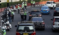 Puluhan Polwan membagikan peta mudik jalur mudik lebaran di Bundaran Hotel Indonesia.