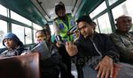 Aksi Polwan Bagikan Peta Mudik di Bundaran HI
