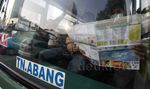 Aksi Polwan Bagikan Peta Mudik di Bundaran HI