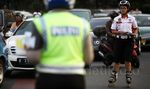 Aksi Polwan Bagikan Peta Mudik di Bundaran HI