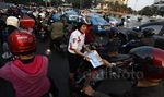 Aksi Polwan Bagikan Peta Mudik di Bundaran HI