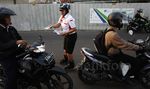 Aksi Polwan Bagikan Peta Mudik di Bundaran HI