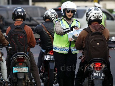 Aksi Polwan Bagikan Peta Mudik di Bundaran HI