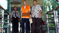 Rizal keluar gedung KPK usai menjalani pemeriksaan.