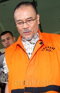 Rizal keluar dengan memakai rompi tahanan warna oranye.