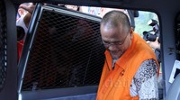 Rizal memasuki mobil tahanan KPK.